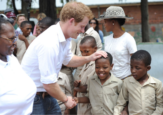 Príncipe Harry cocina y aprende lenguaje de señas