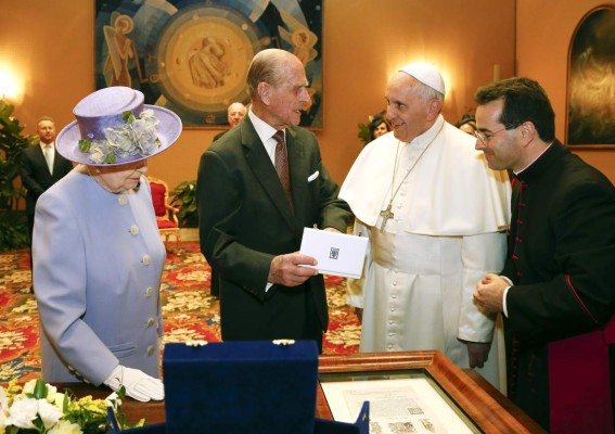 Isabel II arriba al Vaticano