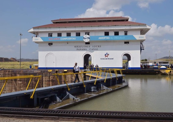 Obama visita el canal de Panamá