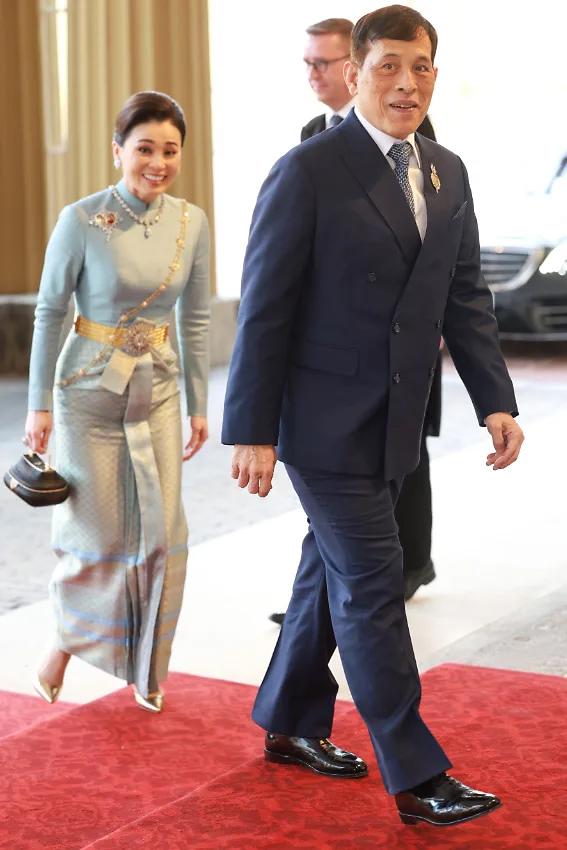 El rey de Tailandia, Rama X, con la reina Suthida