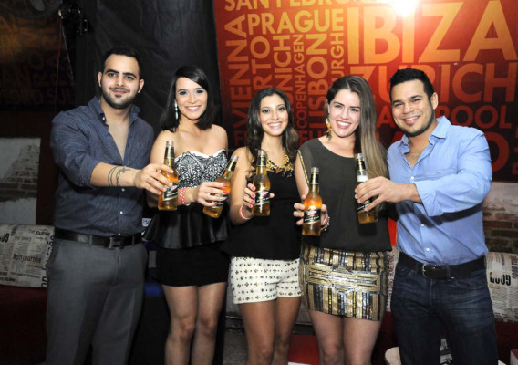 Ondre Faraj, Ana Lara, Ivonne Cano con Sara y Giordan Lara.