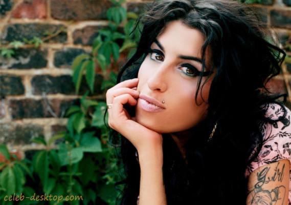 Padres de Amy Winehouse se comunican con ella