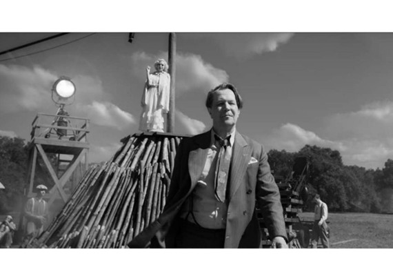 Mank<br/>Este 4 de diciembre llega a los usuarios esta producción la cual te transportará al Hollywood de los años cuarenta, este mundo desde la perspectiva del famoso guionista Herman J. Mankiewics, durante el proceso esté está tratando de escribir a contra reloj, El Ciudadano Kane.<br/>