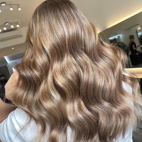 <b> </b>Honey Beige es una tonalidad de beige miel y que pudimos ver a Taylor Swift lucirlo.