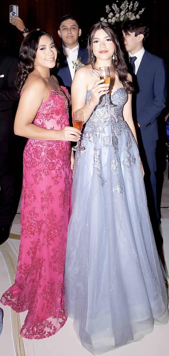 Adriana Argueta y Daniela Sadaih. 