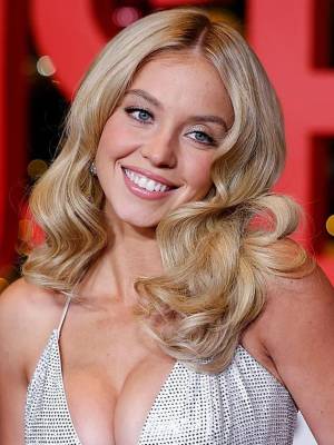 ¿Vandalismo? Sydney Sweeney lanza ropa interior al letrero de Hollywood