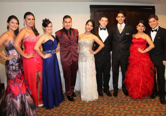 Seniors de la Mayan School se graduan
