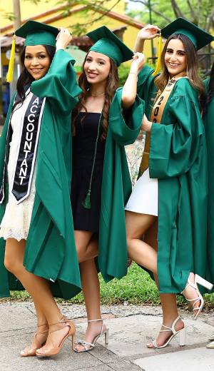 En una solemne ceremonia, los Seniors de Campo School recibieron de manos de las autoridades de la institución su título de High School, culminando una importante etapa académica. Los graduandos fueron felicitados por este significativo logro por sus familiares que marca el inicio de nuevos desafíos y oportunidades. Valentina Valerio, Adriana Teruel, Juline Hasbún, Andrea Rivera y Jessy Gutiérrez