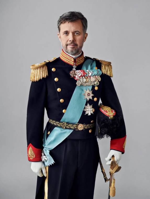 El año 2024 comenzó con una noticia impactante: la reina Margarita de Dinamarca sorprendió al mundo al anunciar su abdicación después de 52 años en el trono, cediendo el paso a su hijo, el príncipe heredero Federico. Todos los ojos ahora se posan en el nuevo monarca, quien ascendió al trono este 14 de enero. Descubre todo lo que necesitas saber sobre él.