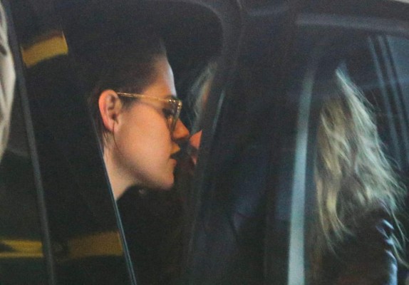 Kristen Stewart y novia de paseo en Milán