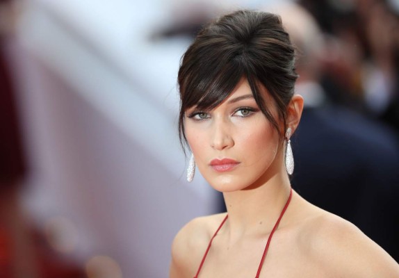 Bella Hadid explicó por qué nunca sonríe