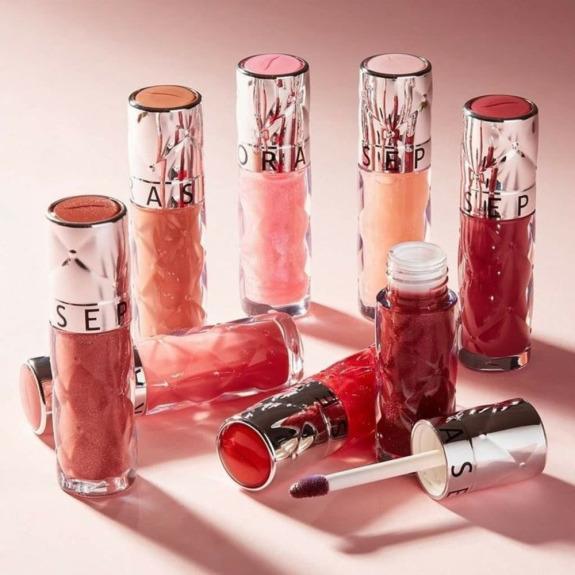 La línea <b>Sephora Collection Outrageous</b> se compone principalmente de brillos labiales diseñados para aportar volumen e hidratación profunda con un acabado de alto brillo. La versión clásica que utiliza una mezcla de aceite de menta, jengibre y aceite de semilla de girasol para hidratar y dar un efecto visual de mayor volumen.