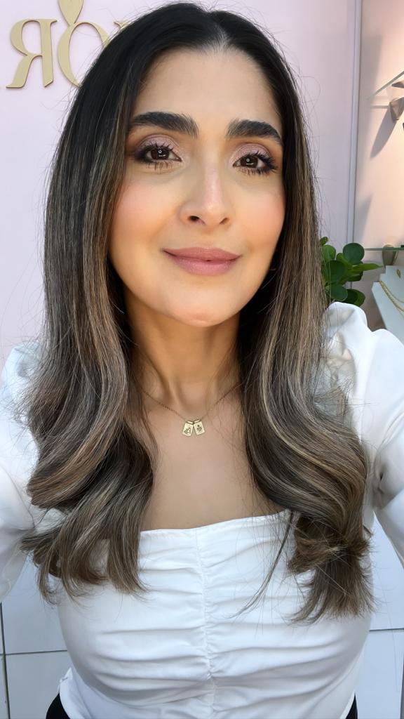 <b>Amoriana</b> surge de la pasión por las joyas. Angelica Lama, con el apoyo de su hermana Stephanie, convirtió este sueño en realidad en noviembre de 2020, superando la depresión causada por el COVID-19. Ofrecen colecciones de alta calidad en plata con baño de oro y oro 14k, ideales para el uso diario. Amoriana es más que una marca, es una fuente de inspiración.