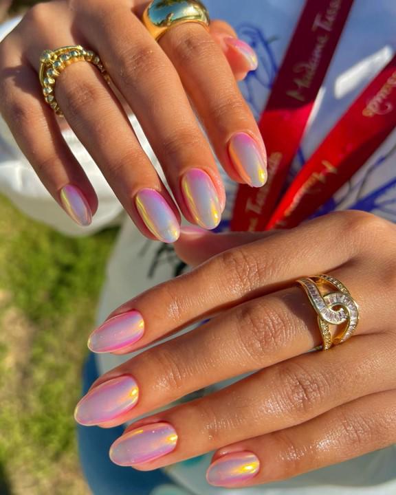 <b>Uñas cromadas</b>En el 2024, la manicura cromada se posiciona como una destacada tendencia. Esta elegante propuesta combina la minimalismo con acabados profesionales, proporcionando resultados impactantes con mínimo esfuerzo. Aunque los tonos base clásicos como el rosa, oro y plata son populares, los lilas y lavandas están emergiendo como opciones vanguardistas que marcarán la pauta en esta tendencia de uñas.