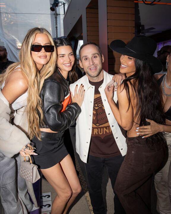 Kendall Jenner, Khloé y Kim Kardashian junto a Michael Rubin.