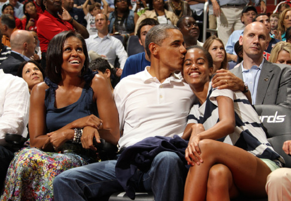 Polémica en EE UU por beso de los Obama