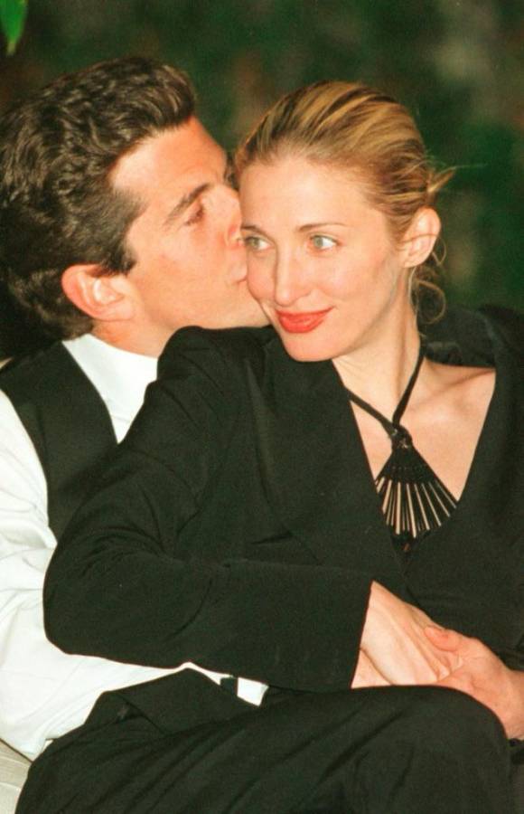 Finales de los años 90, en plena etapa de máxima exposición mediática de John F. Kennedy Jr. y Carolyn Bessette.
