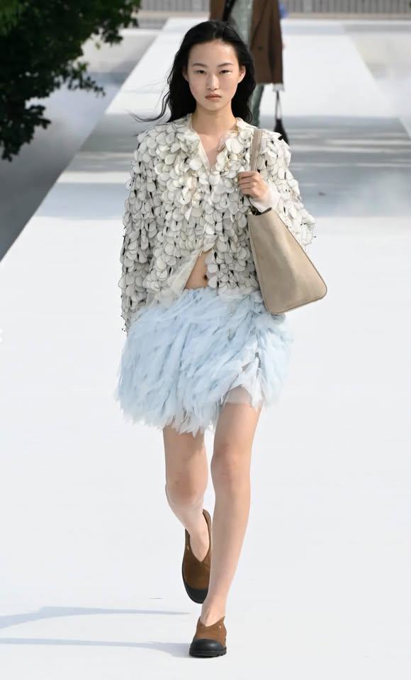 Con un total de prendas que celebran la belleza de lo natural y lo asimétrico, Dior transformó la alta moda en una declaración de imperfección calculada.