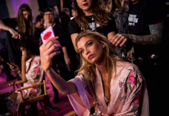 Stella Maxwell se toma una selfie mientras se prepara para el show