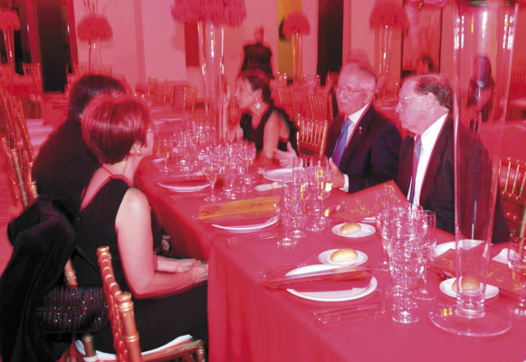 Elegantes mesas imperiales acogieron a los amantes del arte reunidos esa noche en el MIN