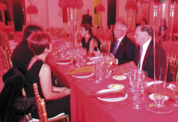 Elegantes mesas imperiales acogieron a los amantes del arte reunidos esa noche en el MIN