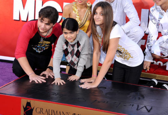 Los hijos de Michael Jackson le hacen tributo