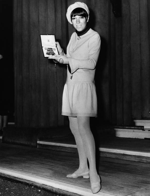 La diseñadora británica Mary Quant, quien saltó a la fama en los 60 por democratizar el uso de la minifalda, posa con su medalla de la Excelentísima Orden del Imperio Británico que recibió de la reina Isabel II el 19 de noviembre de 1966 (Photo by CENTRAL PRESS / AFP)