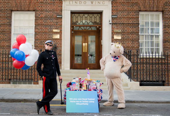 Doble del príncipe Harry arriba a Lindo wing