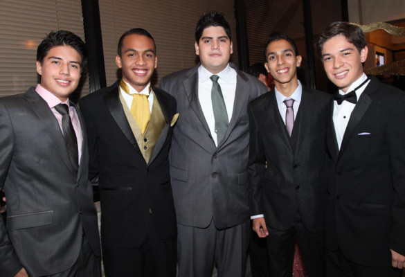 Seniors de la Mayan School se graduan