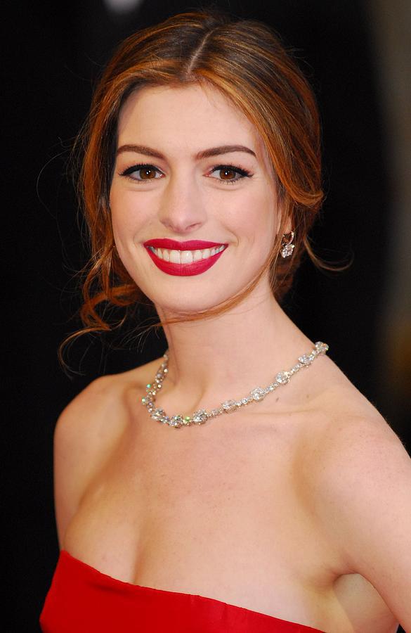 Anne Hathaway, en la gala de 2011, vistió un precioso vestido rojo strapless y lo acompañó con una gargantilla de diamantes de Tiffany &amp; Co, valorado en 10 millones de dólares. 