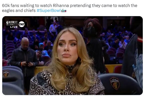 60 mil fans esperando ver a Rihanna y pretendiendo que vinieron a ver a los Eagles y los Chiefs. 