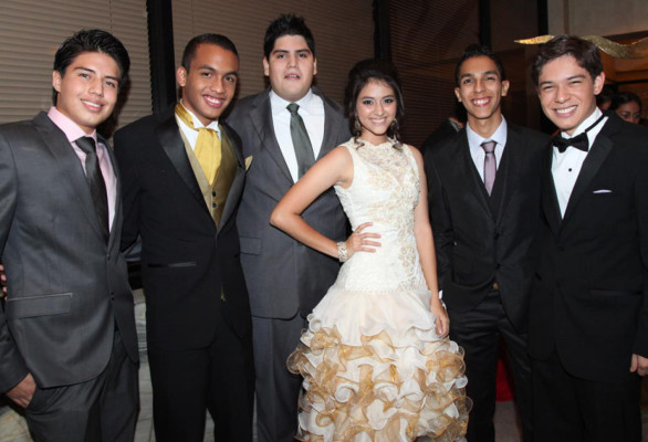 Seniors de la Mayan School se graduan