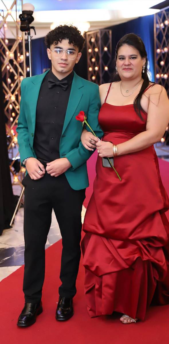 Desfile padres e hijos de la prom 2025 del Instituto San José del Carmen