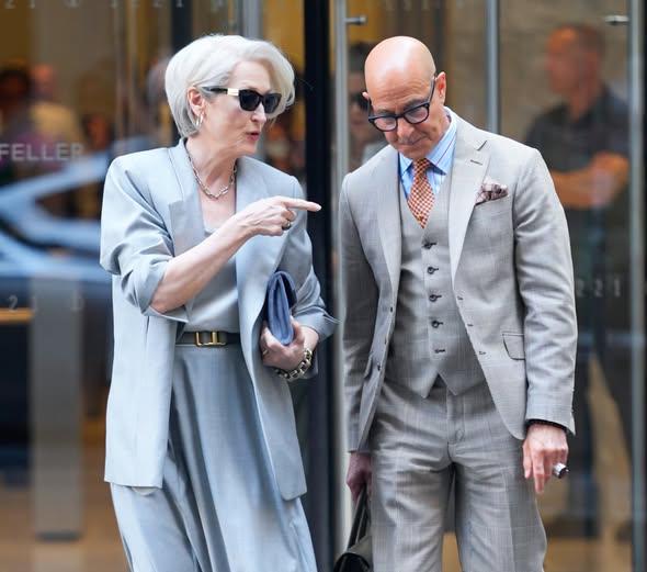 Meryl Streep cambió por completo su dinámica en el set en esta secuela. A diferencia de la primera película, donde se mantenía distante del elenco para reforzar la frialdad de Miranda Priestly, esta vez adoptó un enfoque totalmente opuesto: fue cercana, cálida y muy presente con sus compañeros de reparto. Incluso se dice que compartía momentos informales con el equipo y llegó a preparar galletas para el crew, lo que transformó el ambiente de rodaje en algo mucho más familiar y relajado, según el propio director.