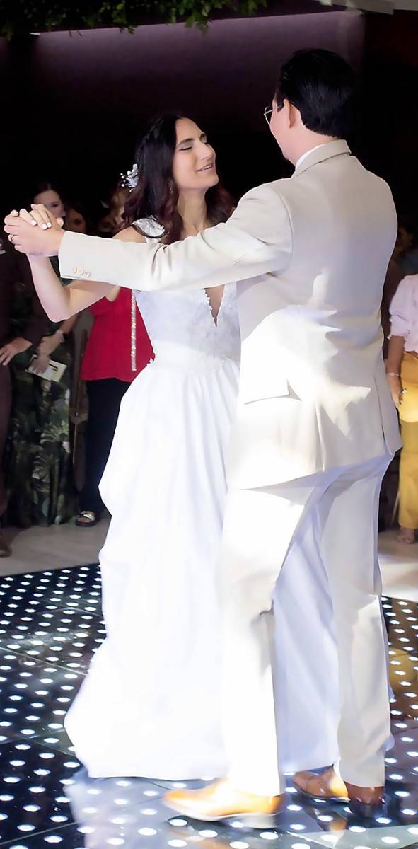 Los novios bailan su canción preferida “fromthe group up- Caleb