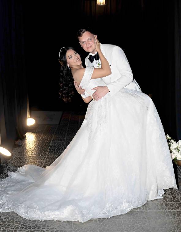 En una celebración llena de fe, amor y elegancia, Brendan Higgins y Eloisa Almendárez unieron sus vidas en sagrado matrimonio, rodeados del cariño de sus familiares y amigos más cercanos. La pareja protagonizó una emotiva ceremonia en la que reafirmó su amor y compromiso, dando paso a una nueva etapa juntos con la bendición de sus seres queridos. En la foto: Los felices esposos Brendan Higgins y su amada Eloísa Almendárez.