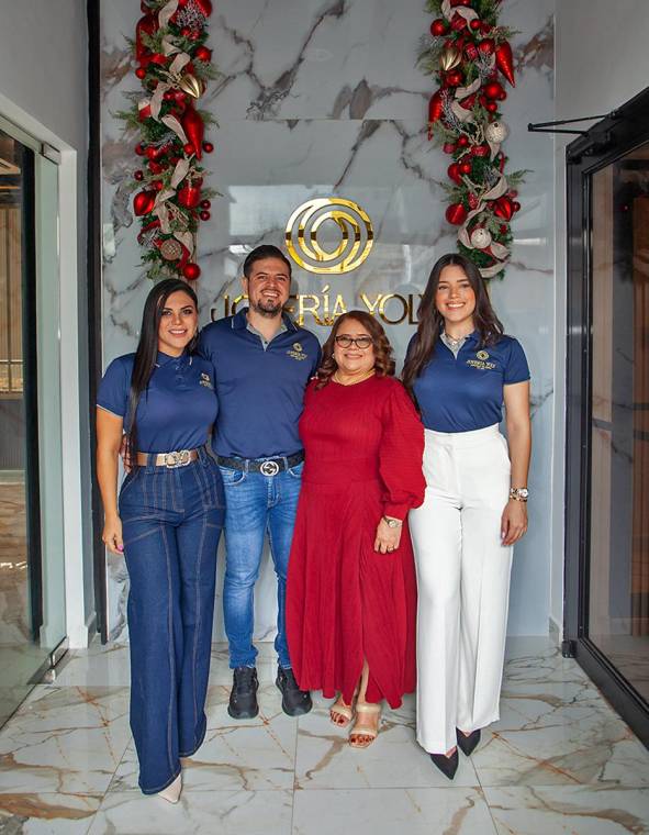Con gran entusiasmo, Joyería Yoly inauguró su nueva sucursal en Barrio El Centro, San Pedro Sula, ofreciendo a sus clientes un espacio donde el brillo y la elegancia son protagonistas. La apertura contó con invitados especiales y una cálida bienvenida para todos los amantes de la joyería. ¡Te invitamos a descubrir cada detalle y a compartir el brillo de nuestras piezas en esta nueva tienda!