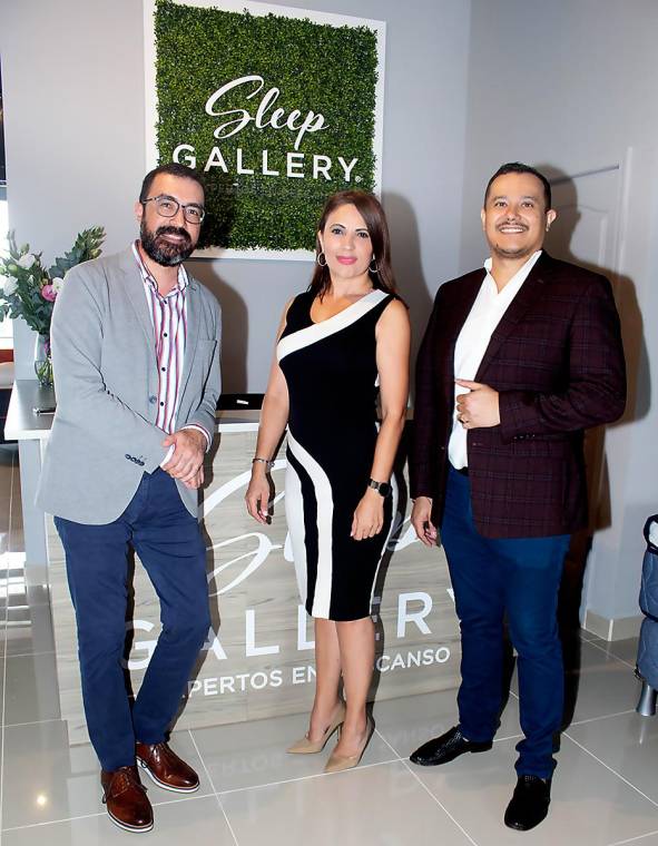Gabriel Franco, de Grupo Diveco, Fanny Sandoval y Rodrigo Mellado, gerente comercial regional en Sleep Gallery.