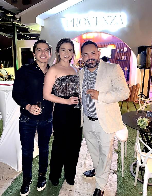 Provenza celebró su primer año regalándonos una velada inolvidable llena de sabores y momentos mágicos. En su aniversario, los invitados disfrutaron de una exclusiva cata de vinos guiada por la talentosa Ana Lee López, seguida de una fiesta espectacular que combinó platillos exquisitos, tragos únicos y un ambiente encantador.