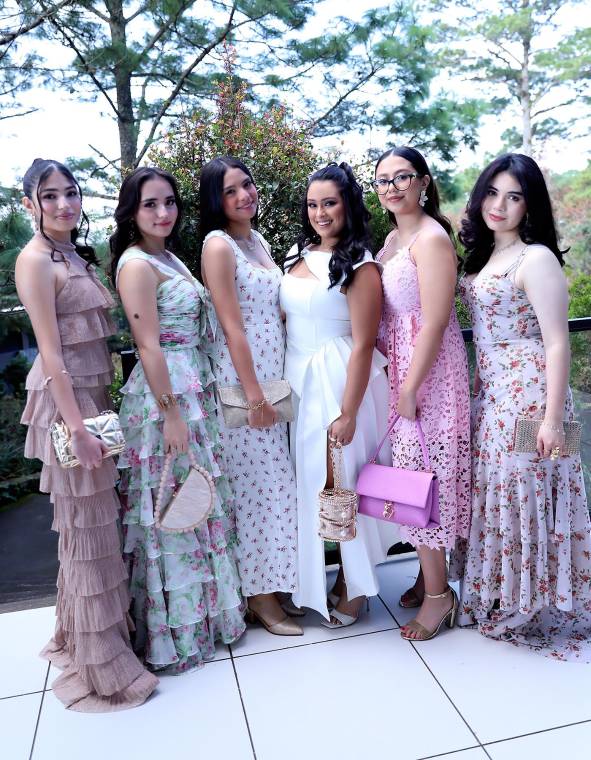 Los Seniors y Juniors 2026 de la Academia Los Pinares vivieron una mañana especial en un brunch pensado para compartir y disfrutar en un entorno agradable. Entre charlas animadas, momentos de complicidad que acompañaron cada instante, se generó un espacio adecuado para afianzar vínculos y reforzar el compañerismo.