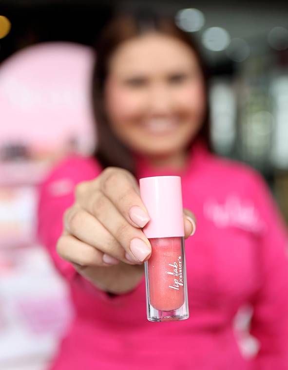 A través de su emprendimiento, las fundadoras de Sisters diseña talleres experienciales únicos en Honduras para crear labiales personalizados