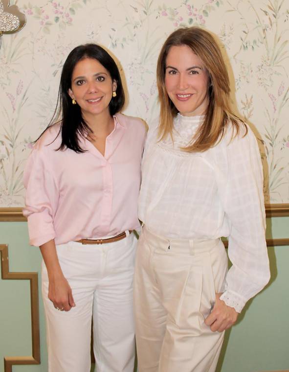 El 14 de febrero, Día del Amor y la Amistad, en una mañana llena de energía positiva y empoderamiento, el restaurante Magnolia fue el escenario perfecto para el evento “Completa &amp; Poderosa”, organizado por la Coach Motivacional Mireya Nasser. Durante esta jornada especial, un grupo de mujeres se unió para crear y proyectar su futuro a través de la creación de su propio vision board. Un evento que no solo inspiró, sino que también brindó las herramientas necesarias para que cada participante pudiera visualizar y manifestar sus sueños. A continuación, la cobertura completa de este evento transformador.