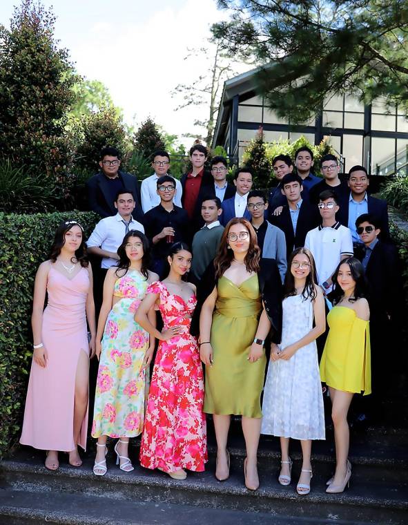 Los alumnos del del Instituto Salesiano San Miguel se dieron cita para compartir sus alegrías y anécdotas en el Restaurante “ La Cumbre” , donde compartieron un Brunch de despedida organizado por los padres de familia.