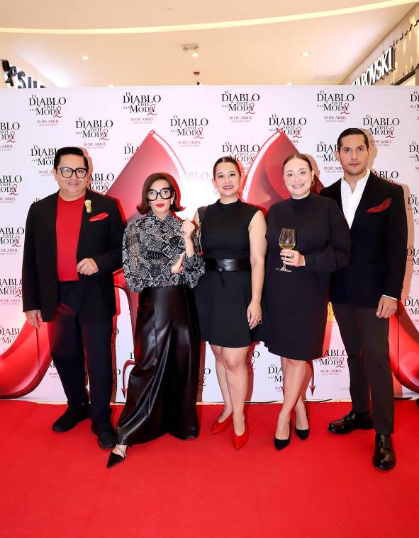 La premier de la secuela más esperada del cine fue presentada por ESTILO en Cinemark Multiplaza. La espera terminó por fin para un exclusivo grupo de invitados que disfrutó de principio a fin la trama de El Diablo Viste a la Moda 2, luego de un elegante coctel en Plaza Sol. En la imagen, Miguel Chong, Blanca Bendeck, Lila Fúnez, Renata Espinal y Ariel Flores