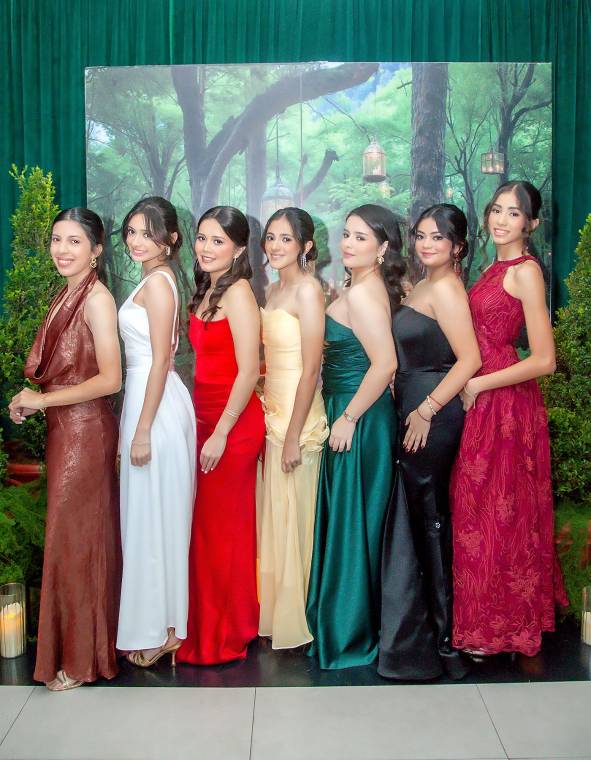 Los seniors 2026 de la Seran School celebraron su esperada Senior Dinner “Enchanted Forest”, organizada por el comité de padres de familia. Más de 50 alumnos se dieron cita en el Salón Merendón del Club Hondureño Árabe, delicadamente ambientado para la especial ocasión con detalles que evocaban un bosque encantado. La velada fue el escenario perfecto para disfrutar de una exquisita cena, compartir risas y fortalecer la camaradería.