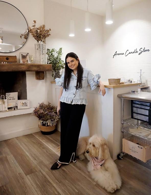 Amy es el alma y el corazón de Aroma Candle Store, un negocio que llegó a su vida como una oportunidad inesperada, como ella misma describe, un camino que nunca pensó tomar.