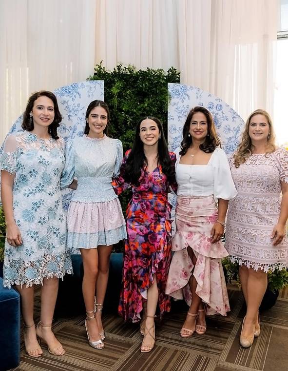 María Adel Larach de Fuschich, Jessica Fuschich, la homenajeada Susana Gamero, Tatiana Fuschich de Bendeck y Stephanie Fuschich de Musleh.