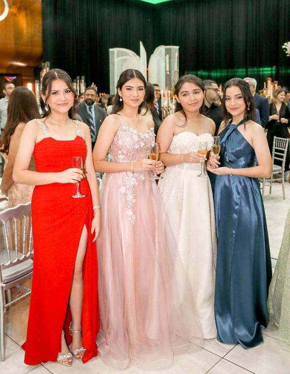 Una velada cargada de emoción, juventud y alegría marcó el inicio de un nuevo capítulo para la Generación 2024 de La Salle Instituto Experimental, quienes celebraron su logro académico en una noche mágica e inolvidable. En la foto: Viena Aguilar, Victoria Perdomo, Valeria Ardón y Sofía Álvarez.