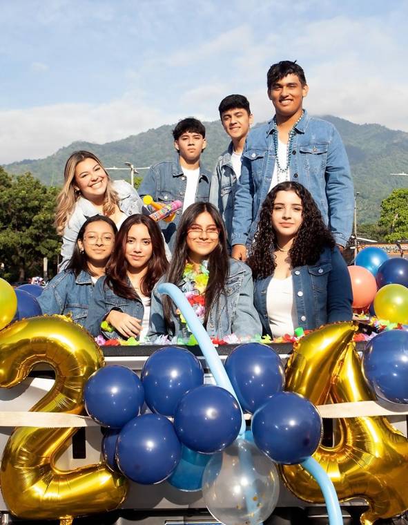 Un encuentro lleno de alegría y entusiasmo fue el que compartieron los 24 alumnos de Our Second Home &amp; Saint Joseph Institute esa mañana en la que realizaron su senior entrance, actividad que marca el inicio del final de la secundaria para los futuros bachilleres bilingües. A la celebración se unieron sus orgullosos y alegres padres quienes los acompañaron en la caravana. En el Centro educativo los esperaban para darles la bienvenida con pitoretas, bazucas de confeti y humo de colores.