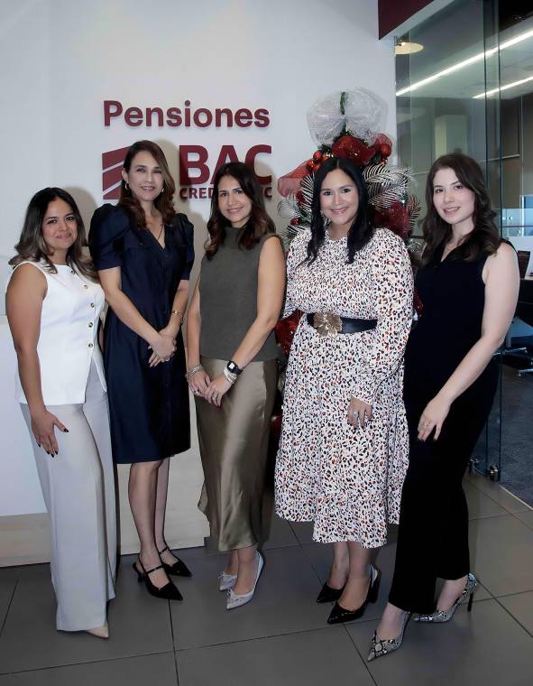 El inicio de la época más hermosa del año, la Navidad, fue el motivo por el cual la gerencia de Banca Privada de BAC reunió a sus clientes para celebrar un encuentro lleno de calidez, brindis especiales y sabores que anunciaron oficialmente el comienzo de la temporada festiva. La cita se realizó en la oficina del Edificio Próceres, entre luces, cócteles y momentos memorables. En la foto: Lurvin Hernández, Wendy Valenzuela, Fabiola Cañas, Andrea Cálix y Andrea Pacheco.